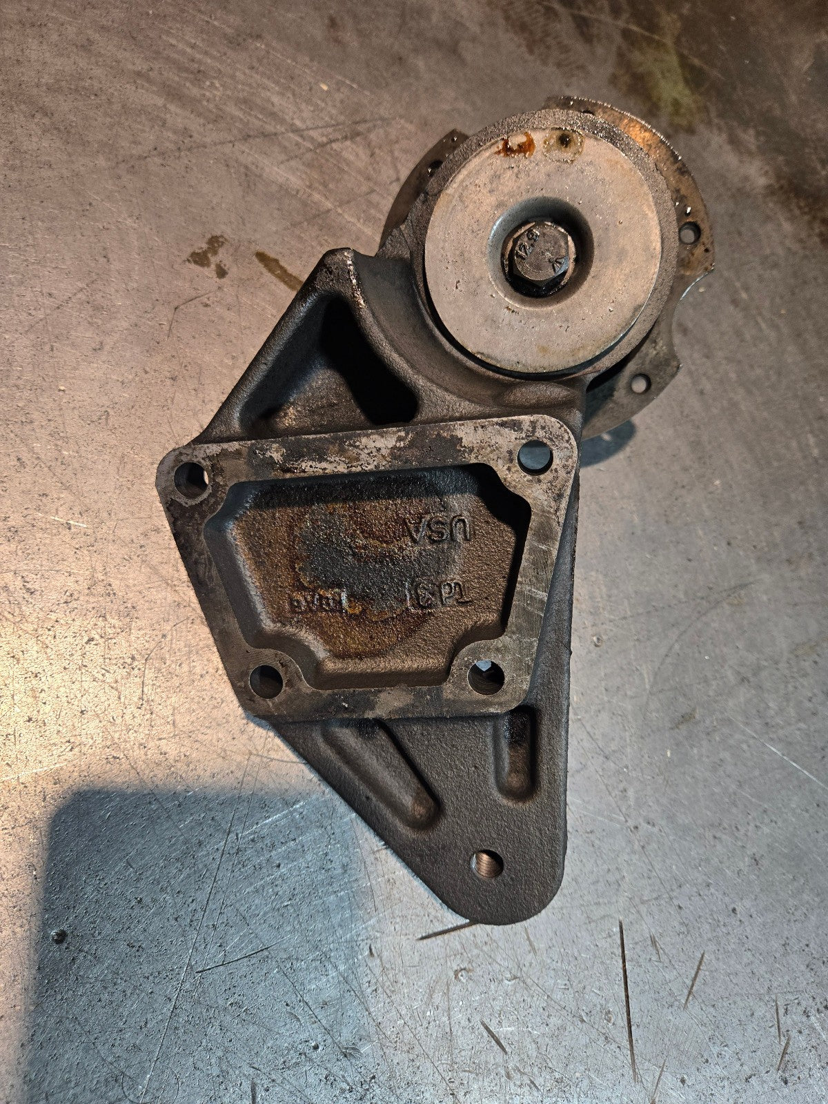 3949700 Cummins 3500 5.9L 6.7 fan hub mount pulley bracket dodge 04-09 5086744AA