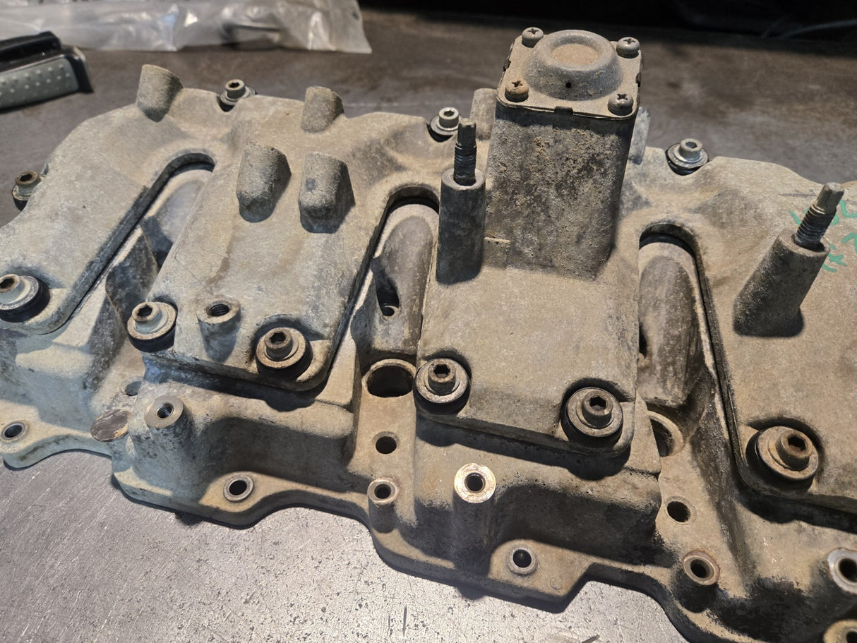 DURAMAX 6.6L DIESEL LLY LBZ LMM VALVE COVER ASSEMBLY 97309628 98063039 05-10