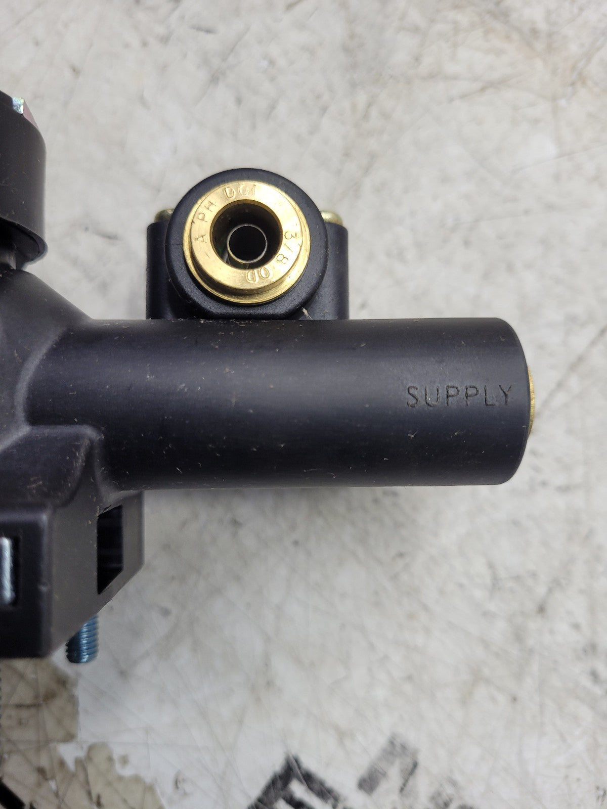 NEW 2607234C91 OEM INTERNATIONAL Leveling Valve International