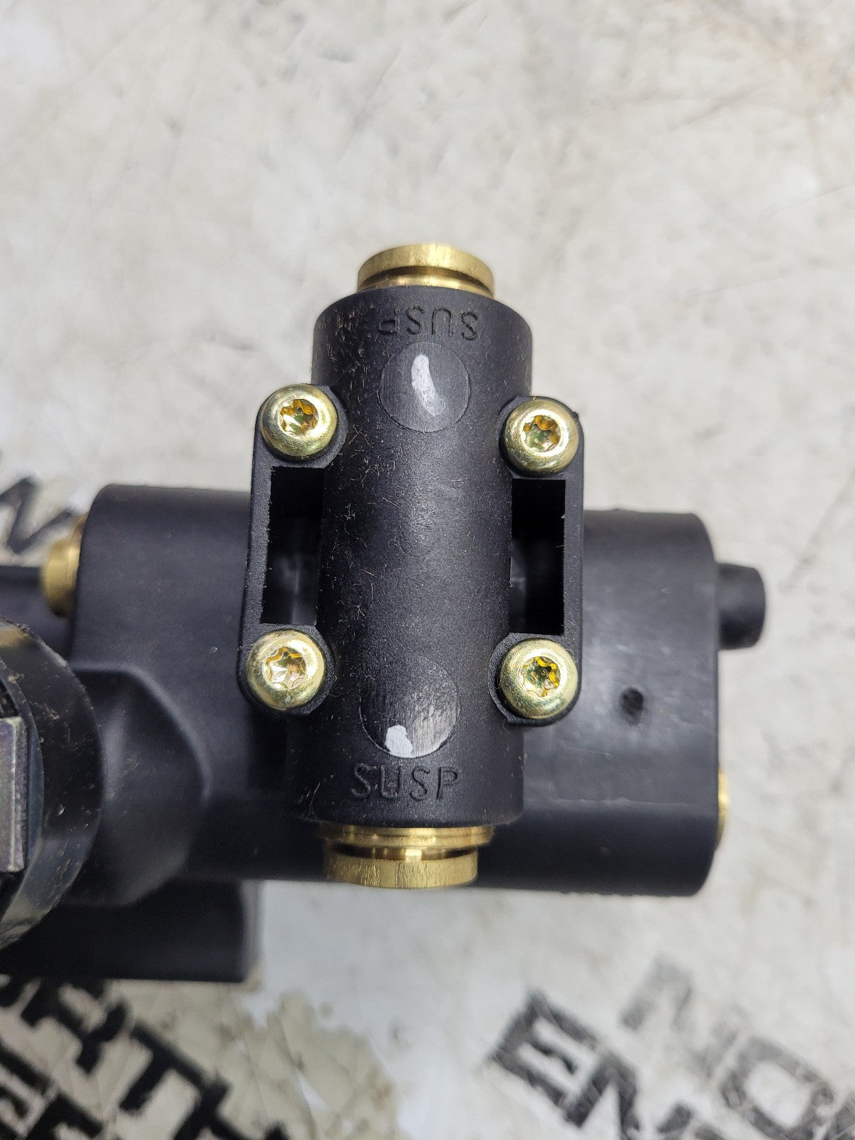 NEW 2607234C91 OEM INTERNATIONAL Leveling Valve International