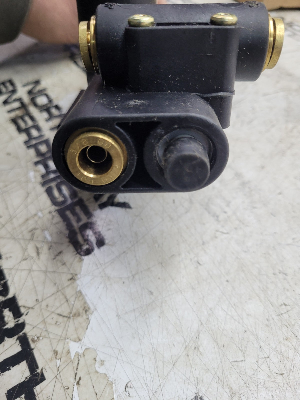 NEW 2607234C91 OEM INTERNATIONAL Leveling Valve International
