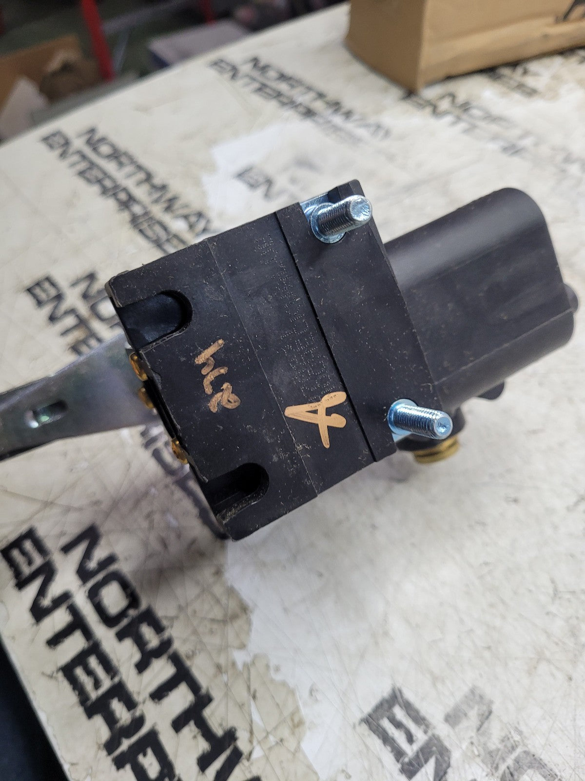 NEW 2607234C91 OEM INTERNATIONAL Leveling Valve International