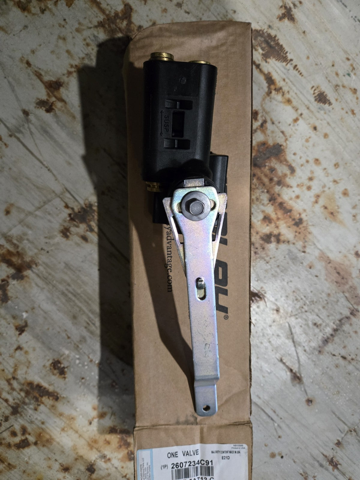 NEW 2607234C91 OEM INTERNATIONAL Leveling Valve International