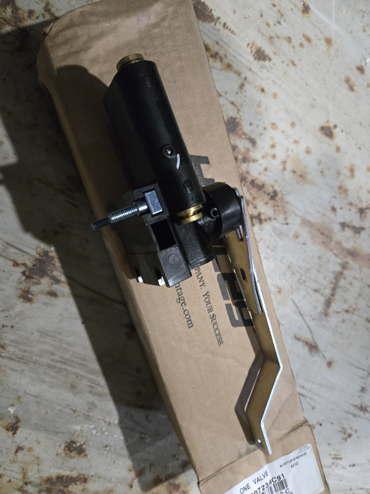 NEW 2607234C91 OEM INTERNATIONAL Leveling Valve International
