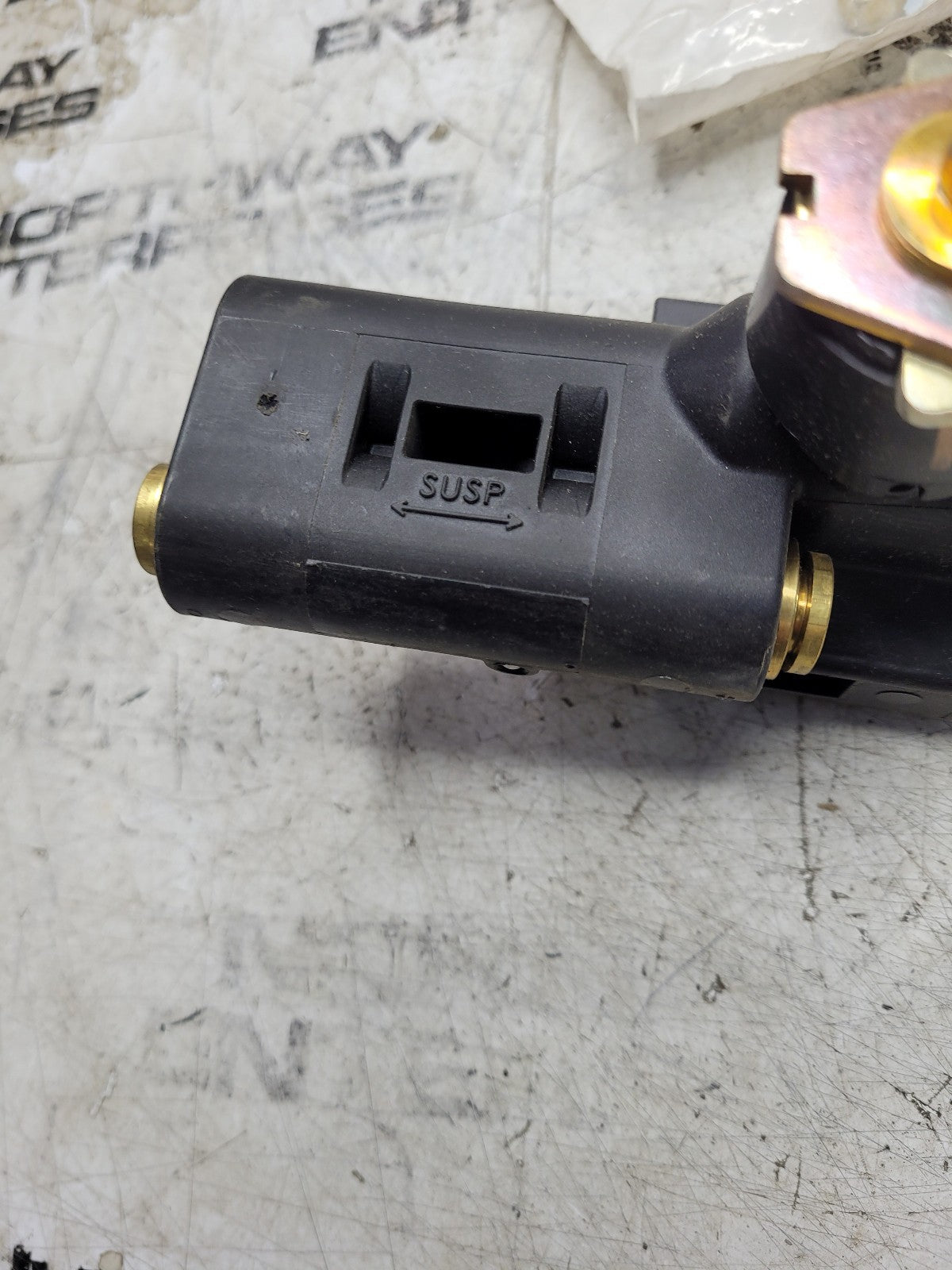 NEW 2607236C91 OEM INTERNATIONAL Leveling Valve International
