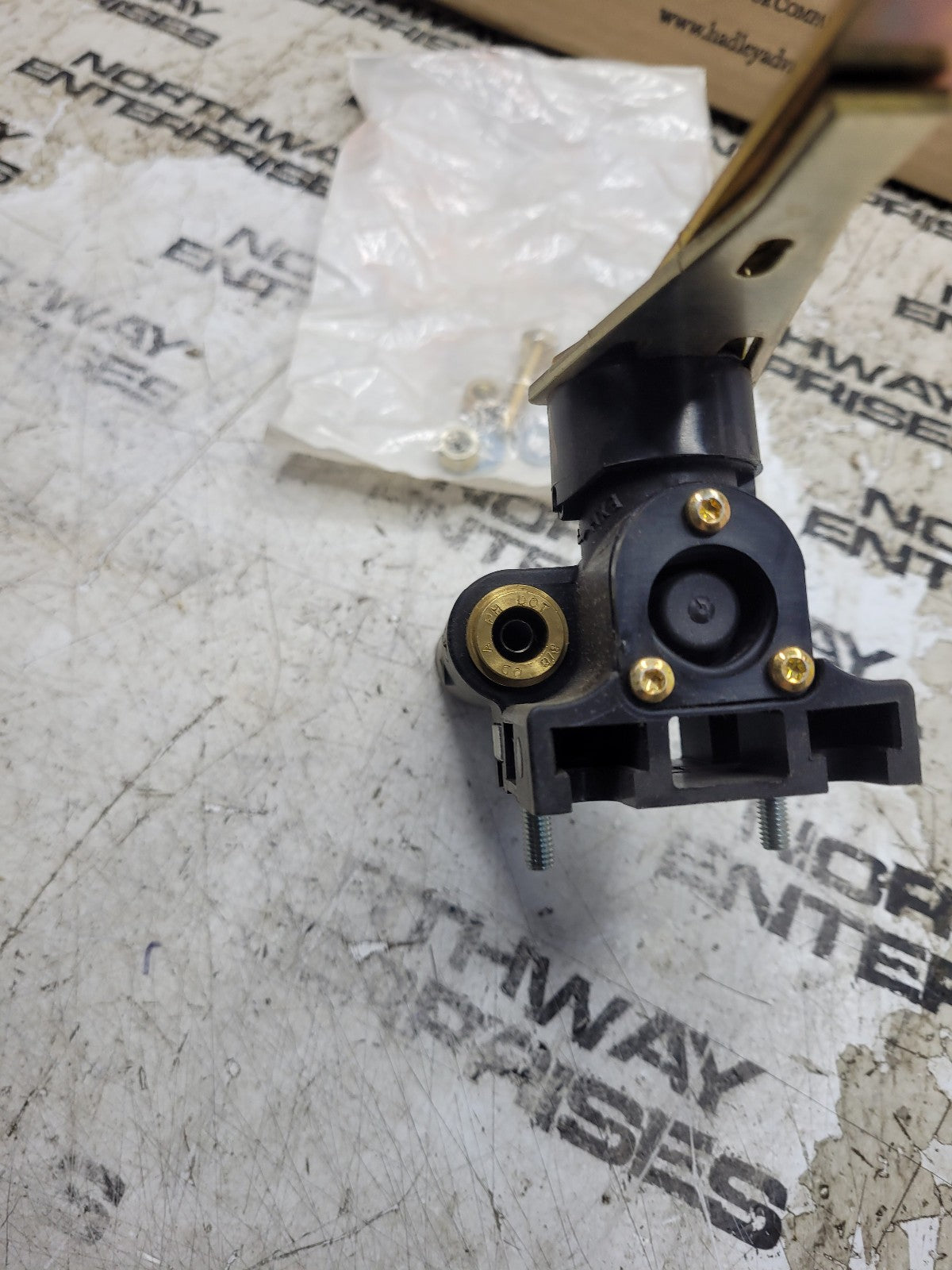 NEW 2607236C91 OEM INTERNATIONAL Leveling Valve International