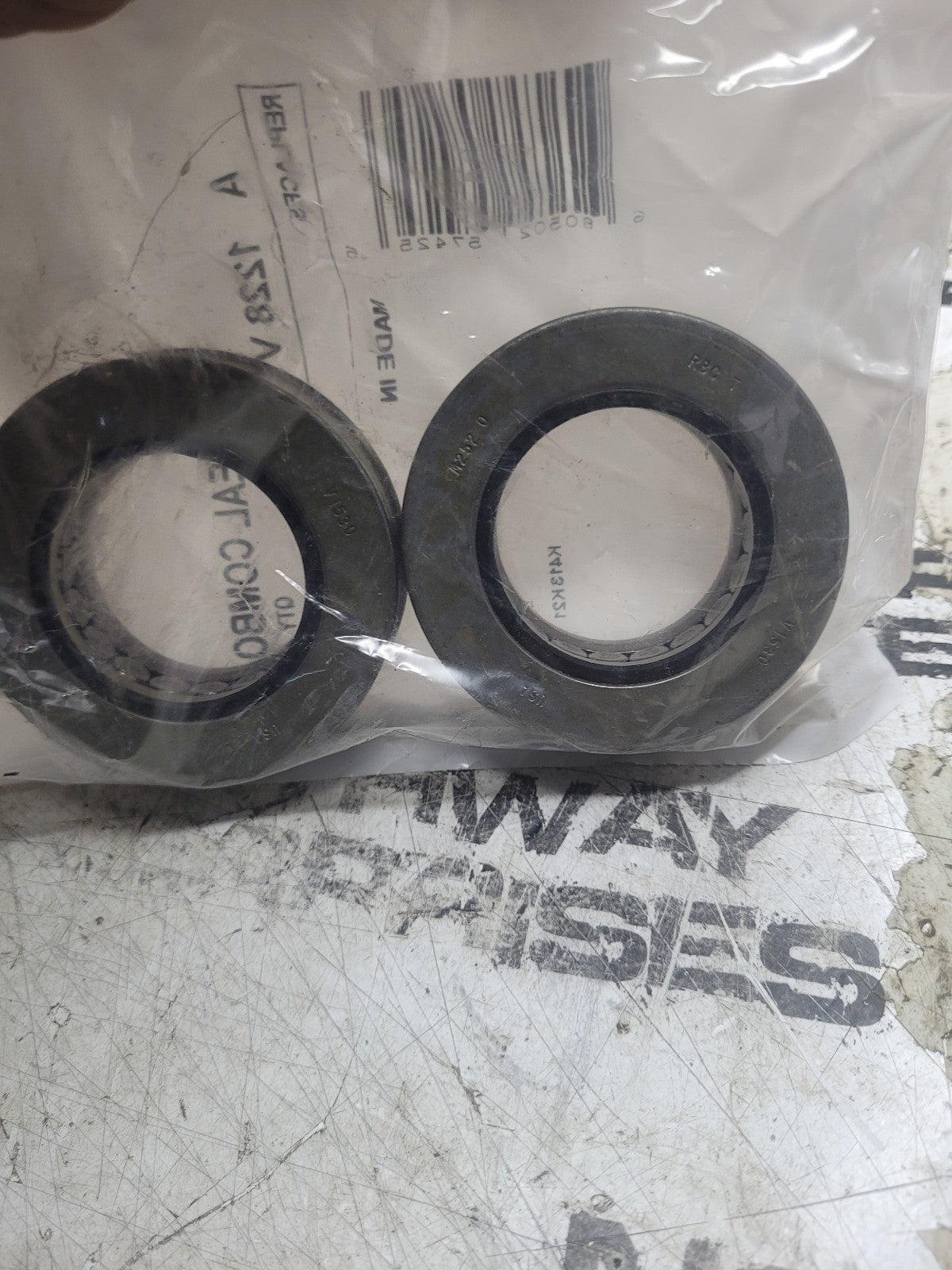 NEW MERITOR R201605 /  CC4Z-3111-A KING PIN KIT