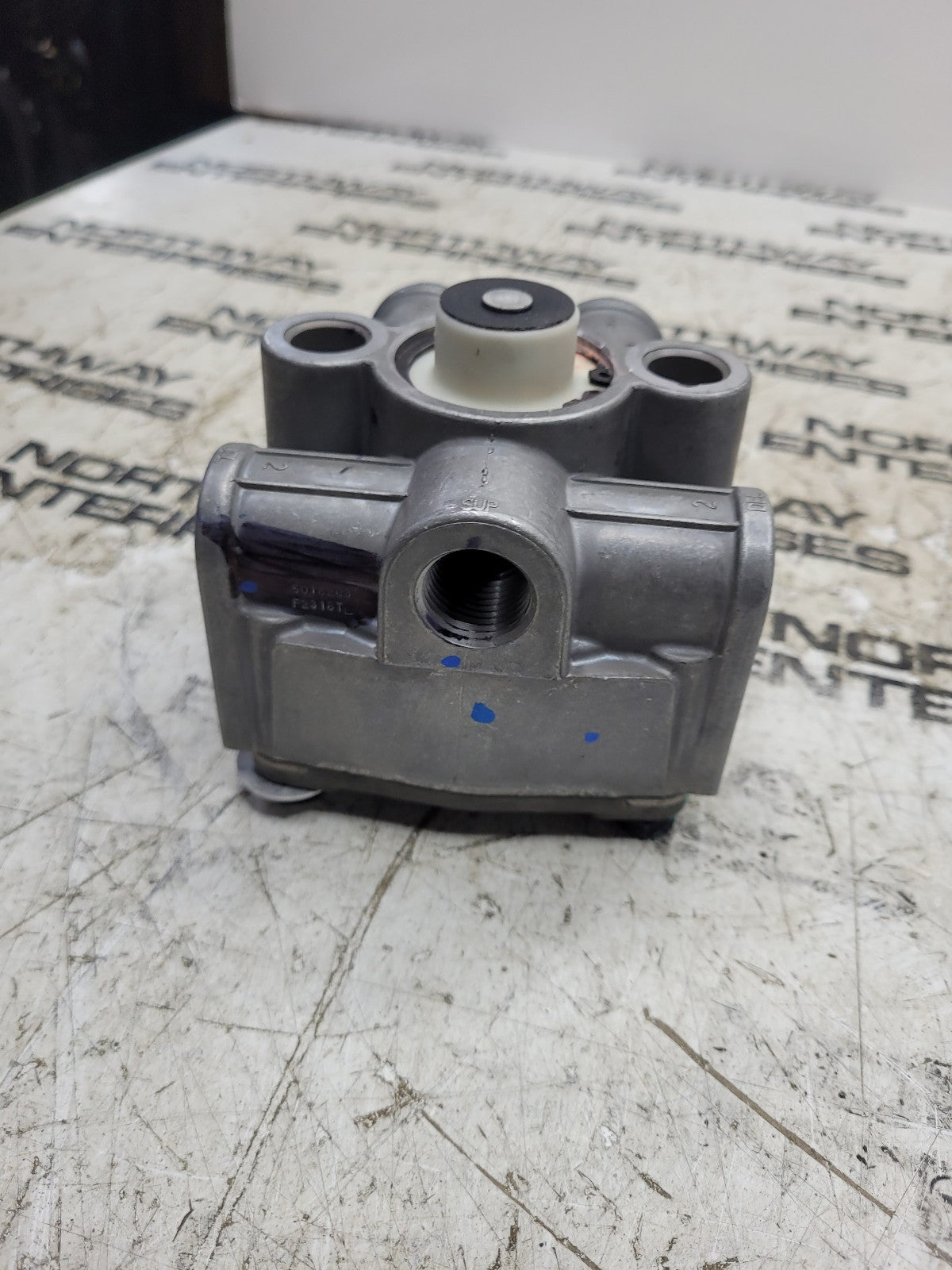 NEW Genuine Bendix R12 Relay Valve 803115