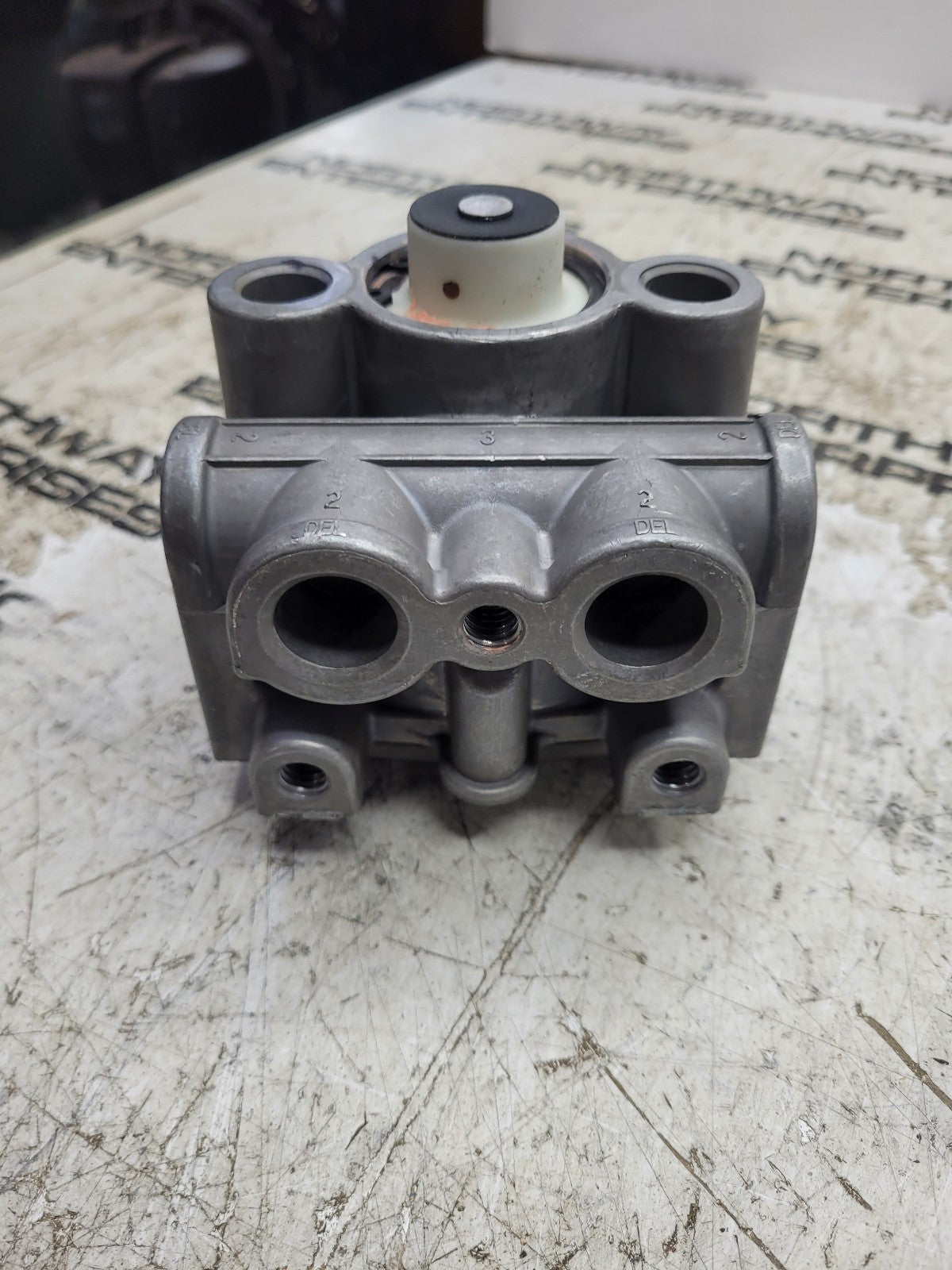 NEW Genuine Bendix R12 Relay Valve 803115