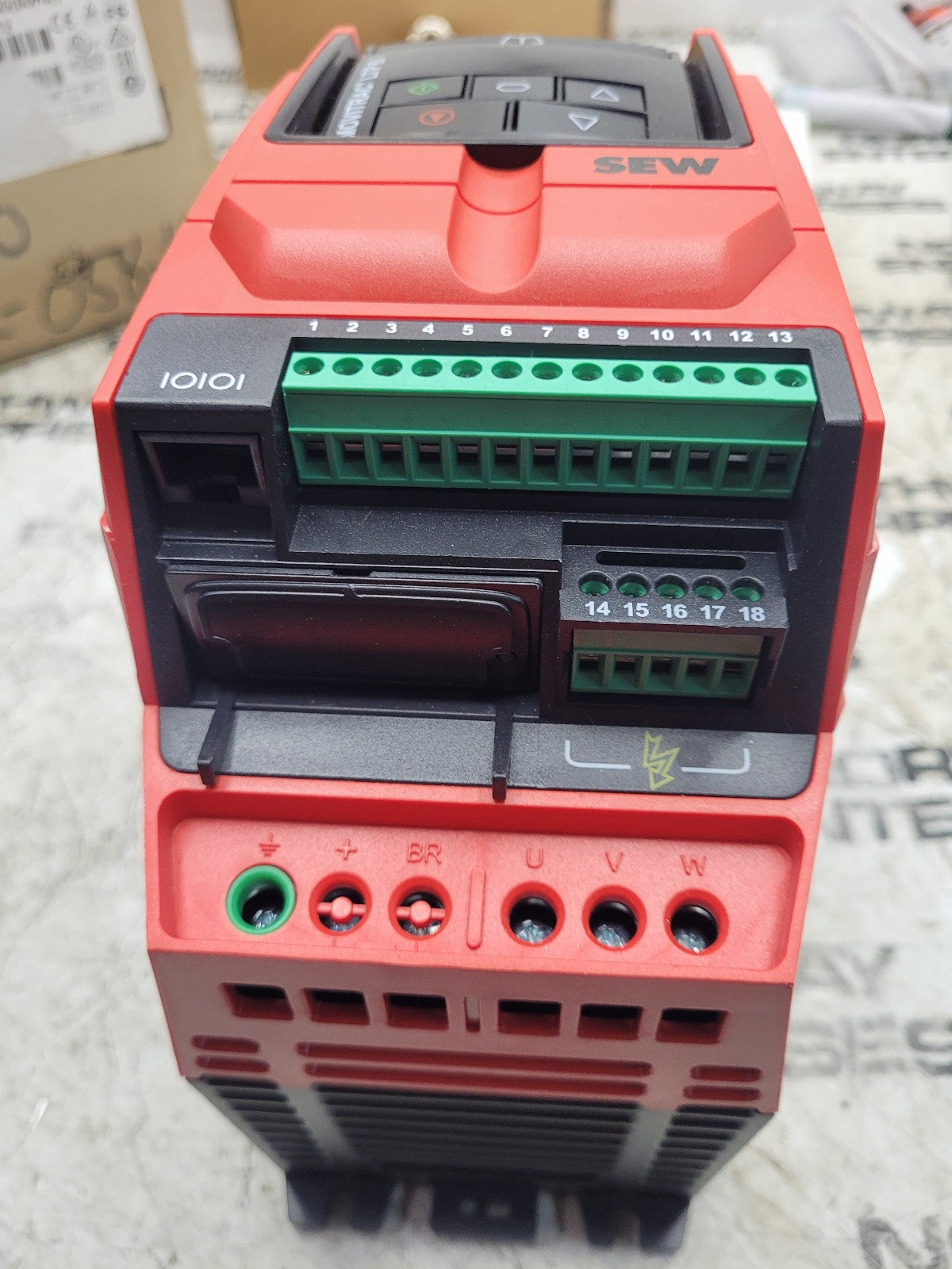 NEW SEW 18251412 MCLTPB00085A3400 MOVITRAC LTP B Drive 0.75kW 60HZ