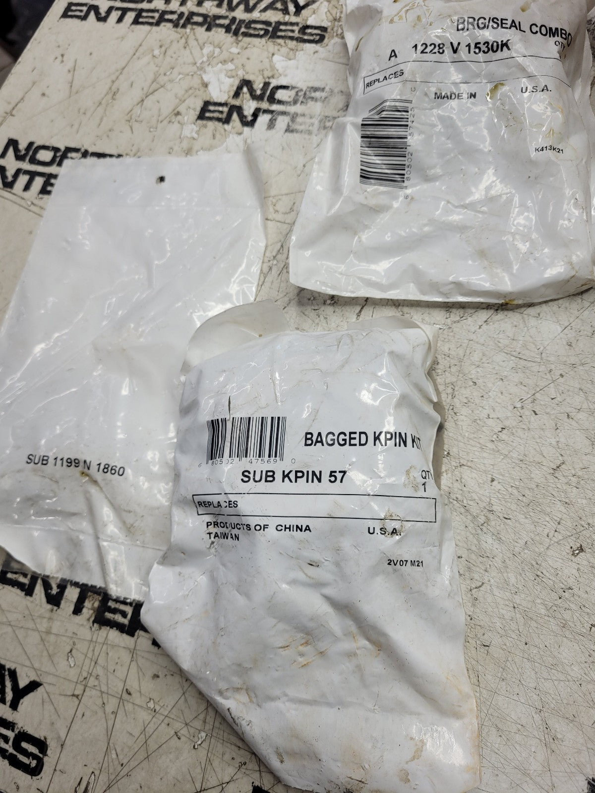 NEW MERITOR R201605 /  CC4Z-3111-A KING PIN KIT PLEASE VIEW ALL PICS