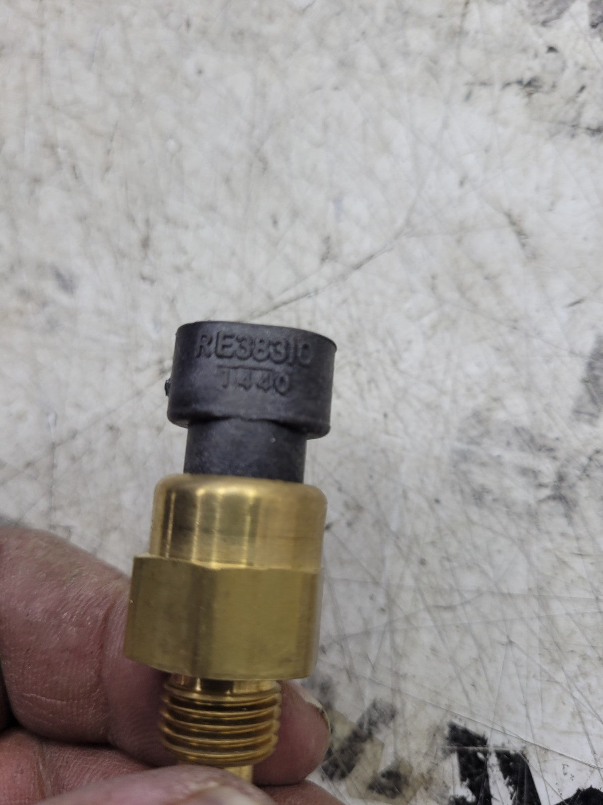 RE38310 JOHN DEERE TEMPERATURE SENSOR