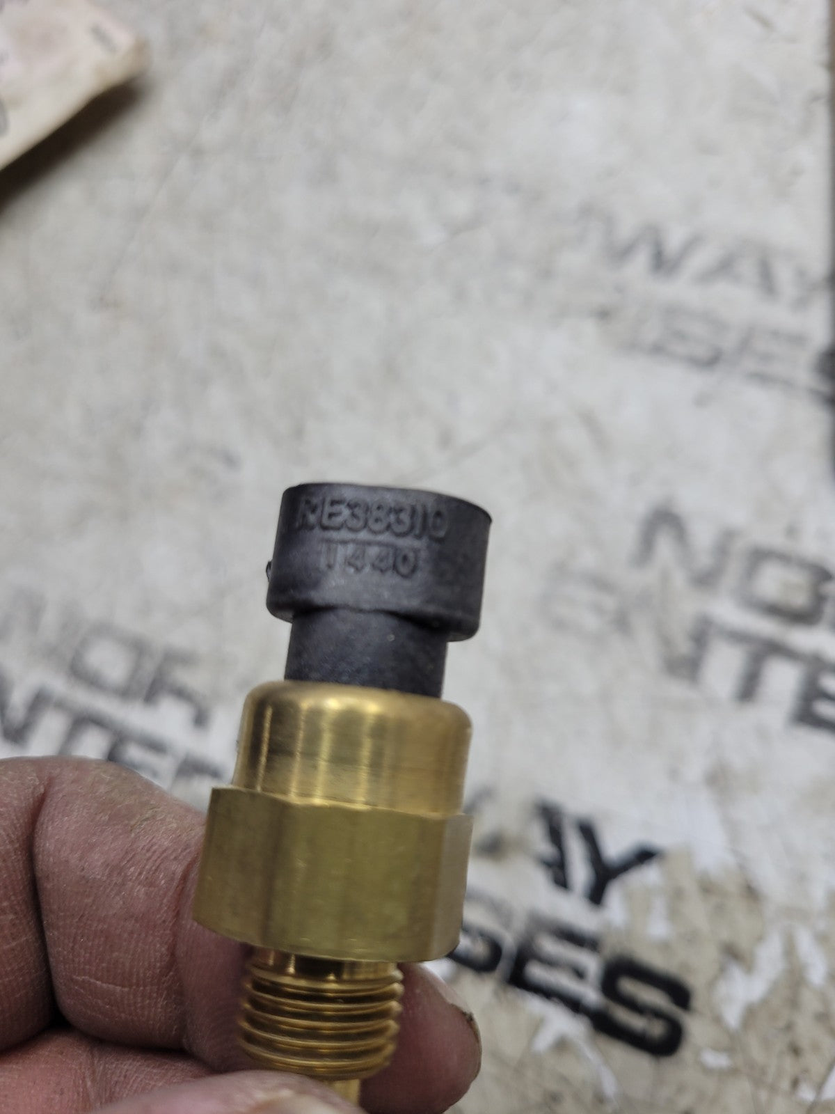 RE38310 JOHN DEERE TEMPERATURE SENSOR