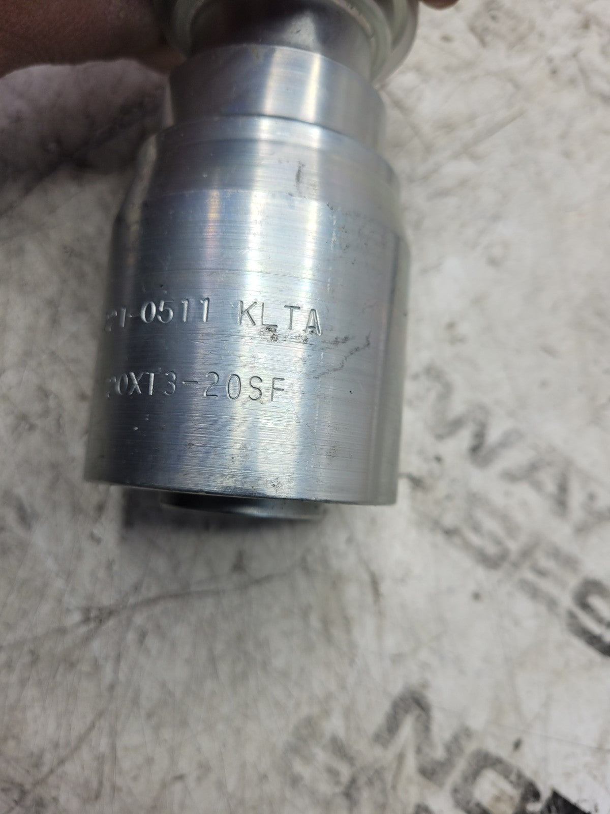 11PC LOT - 221-0511 2210511 #20 CD61 FLANGE 20 BARB Straight Hydraulic Fitting